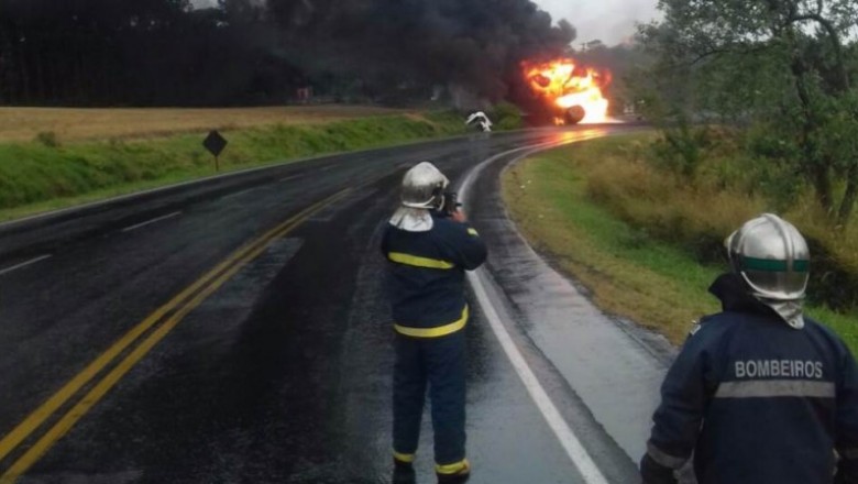 Caminhão carregado com gasolina explode na PR-092