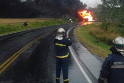 Caminhão carregado com gasolina explode na PR-092