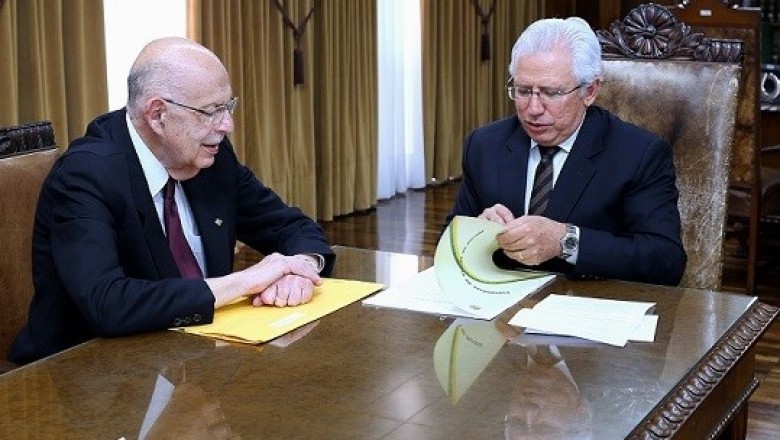 TCE recebe cópia restaurada da Constituição do Paraná de 1947