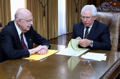 TCE recebe cópia restaurada da Constituição do Paraná de 1947