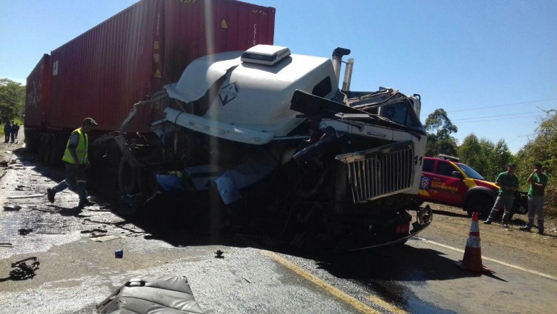 Acidente entre dois caminhões deixa dois feridos na PR-160, em Telêmaco Borba