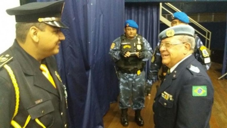 Guardas civis municipais de Paranagu&aacute; recebem Medalha de Honra ao M&eacute;rito