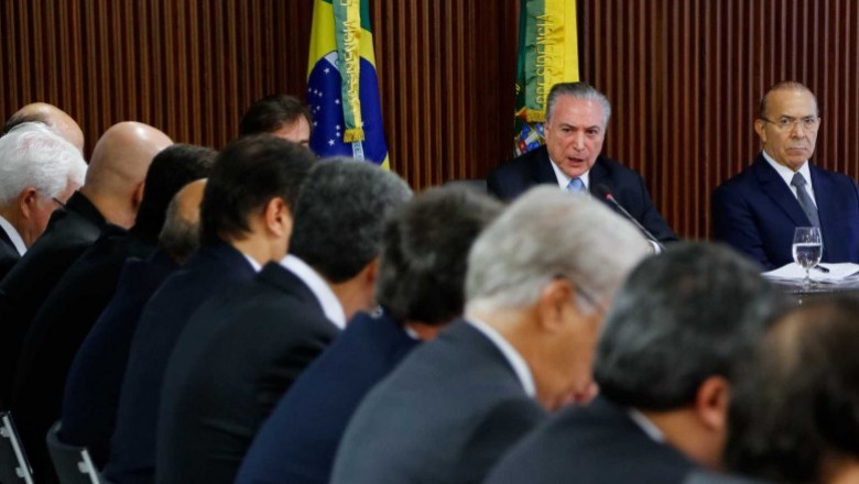 Temer exonera oito ministros para votar contra denúncia no plenário