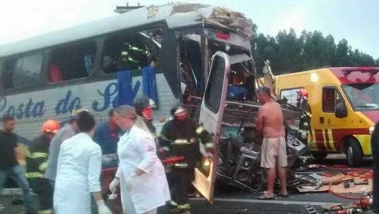 Grave acidente entre ônibus e caminhão deixa dois mortos no interior de SP