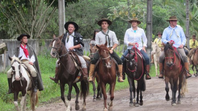Cavaleiros participam da Festa de Nossa Senhora do Rocio em Paranaguá 