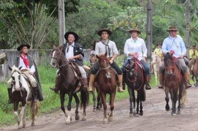 Cavaleiros participam da Festa de Nossa Senhora do Rocio em Paranaguá 