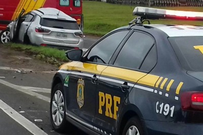 Capotamento na BR-376 deixa três mulheres feridas (fotos)