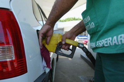 Gasolina fecha em alta e preço médio chega a R$ 4 por litro, diz ANP