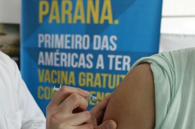 A Secretaria de Estado da Saúde do Paraná mantém estratégia da vacina contra a dengue nos 30 municípios epidêmicos
