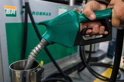 Petrobras eleva preço da gasolina e reduz o do diesel 