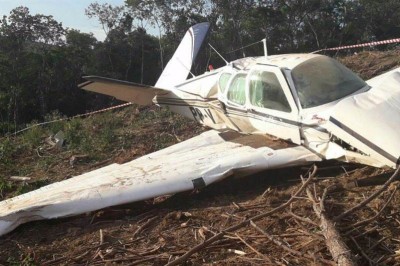 Avião cai e dois homens ficam feridos