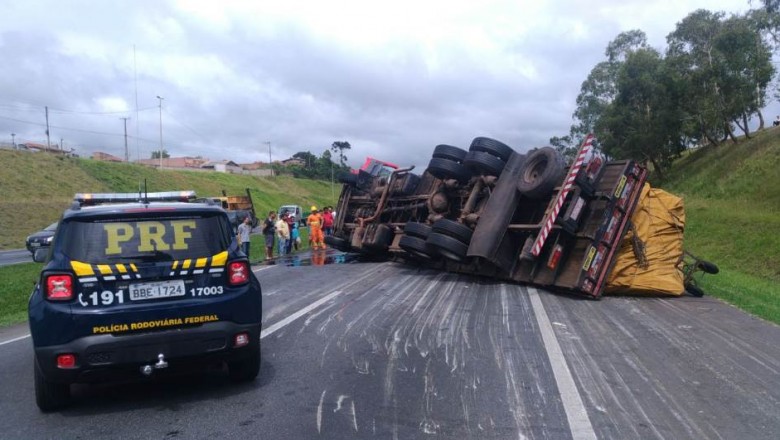 Caminhão tomba e interdita totalmente a BR-116