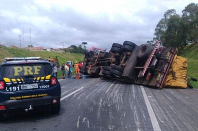 Caminhão tomba e interdita totalmente a BR-116