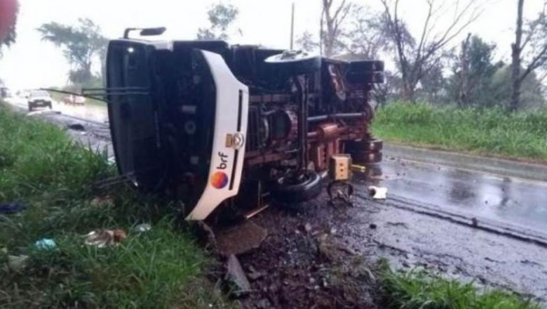 Micro-ônibus capota e deixa um morto e 14 feridos em Toledo