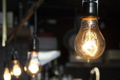 IBGE: energia elétrica sobe 0,77% em dezembro e gás de botijão 0,80%