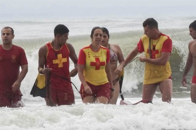 Bombeiros já fizeram 140 salvamentos simples no Litoral