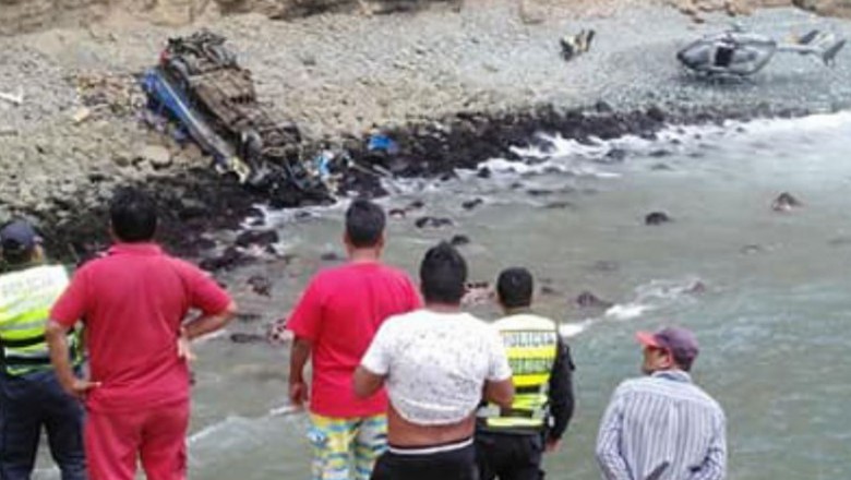 Ônibus cai de precipício e deixa 25 mortos no Peru