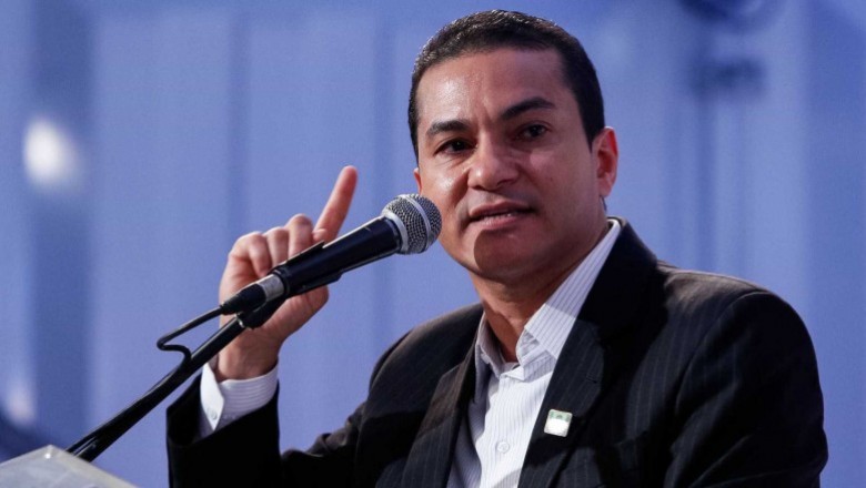 Mais um ministro pede demissão e é terceira baixa no governo em um mês