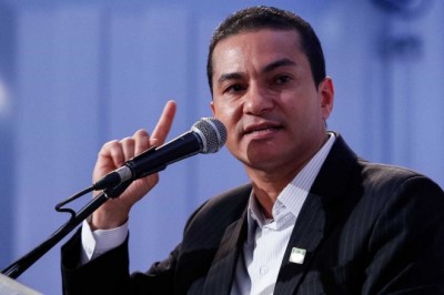 Mais um ministro pede demissão e é terceira baixa no governo em um mês