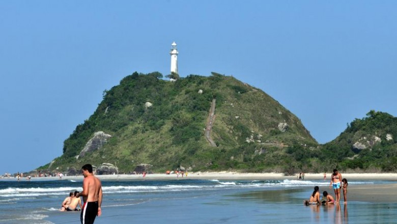Ilha do Mel atra&iacute; mais de 3 mil turistas por dia na temporada