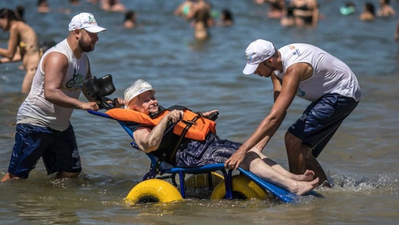 Cadeiras anfíbias tornam mais acessíveis praias do Paraná