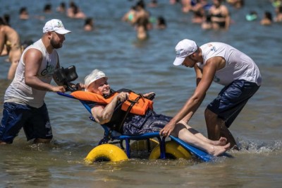 Cadeiras anfíbias tornam mais acessíveis praias do Paraná