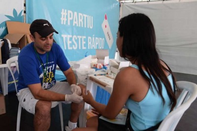 Testes rápidos feitos na praia garantem a saúde de veranistas no Litoral