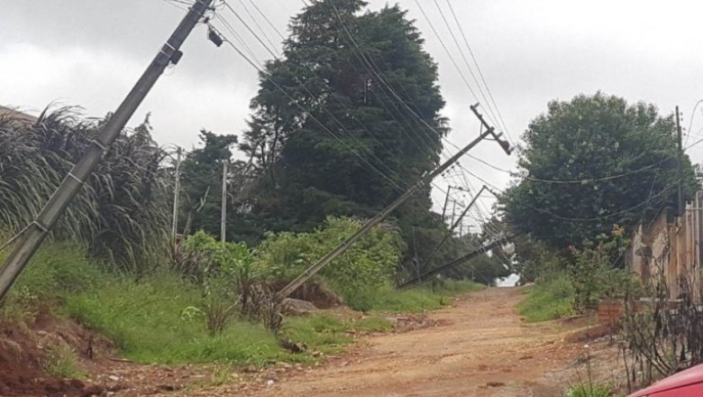 Em Ponta Grossa postes caem devido às chuvas e bairro fica sem luz
