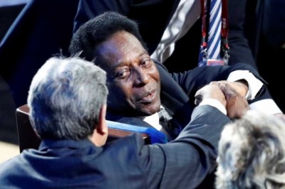 Pelé desmaia, é hospitalizado no Brasil e cancela viagem a Londres