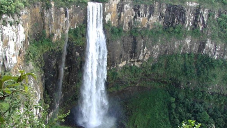 Homem cai no Salto São Francisco e é resgatado pelos Bombeiros