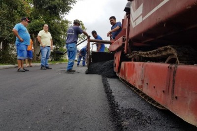 Rua Francisco Joaquim da Silva em Paranaguá recebe pavimentação asfáltica