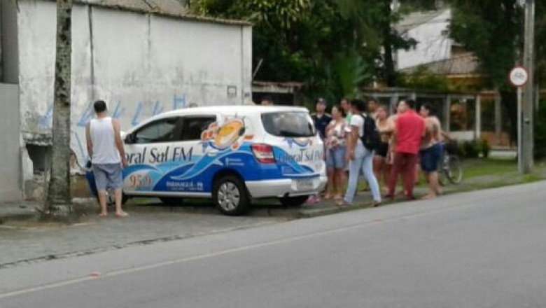 Motorista perde o controle de veículo e bate em muro de residência em Paranaguá