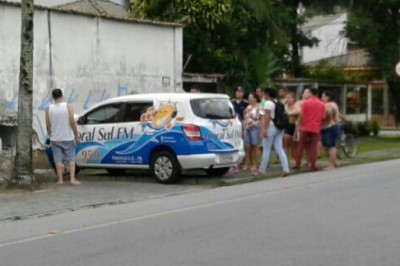 Motorista perde o controle de veículo e bate em muro de residência em Paranaguá