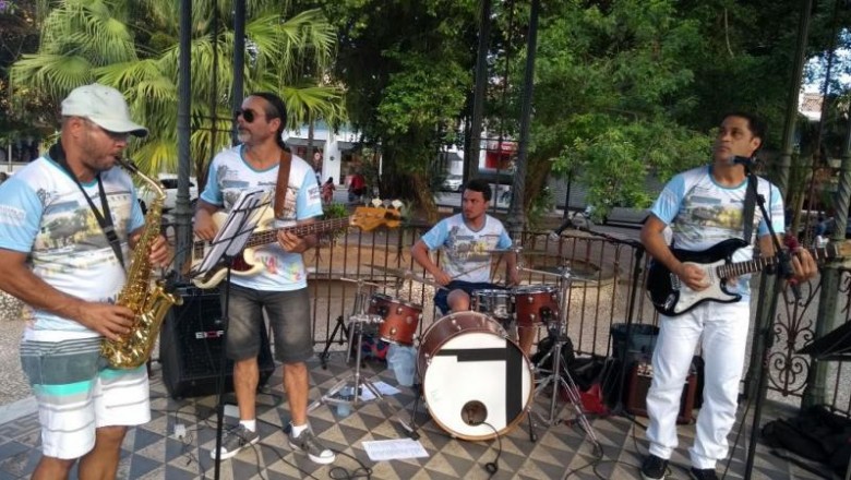 Marchinhas de Carnaval animam os fins de tarde na praça Fernando Amaro em Paranaguá