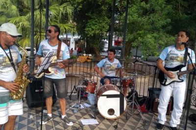 Marchinhas de Carnaval animam os fins de tarde na praça Fernando Amaro em Paranaguá