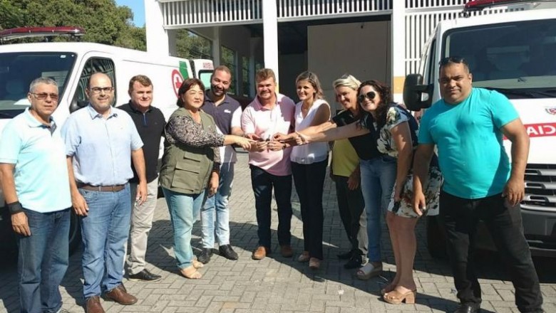 Prefeito Marcelo Roque repassa duas novas ambulâncias ao Samu