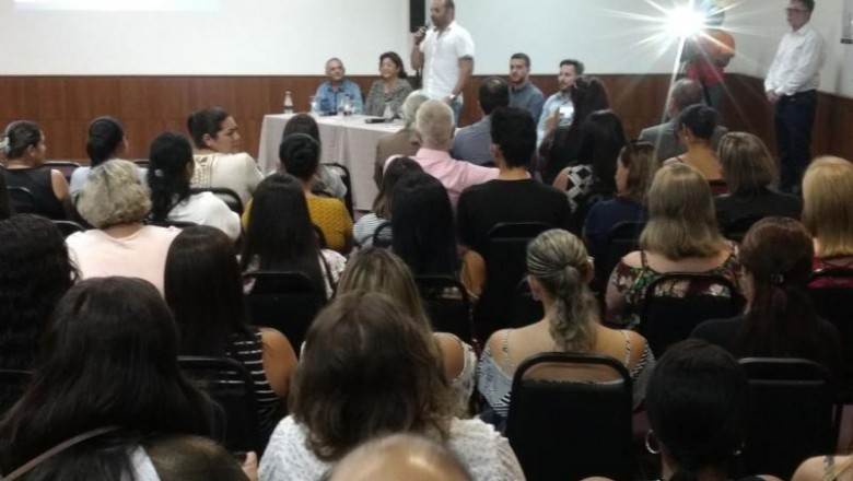 PARANAGUÁ: Palestras levam informação sobre dengue e a importância de completar o esquema vacinal