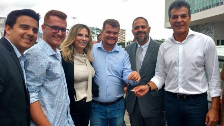 Prefeito Marcelo Roque recebe novo veículo para Agência do Trabalhador