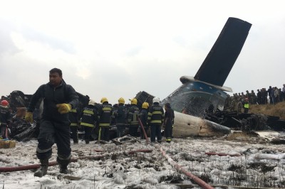 Avião com 67 passageiros cai em aeroporto do Nepal