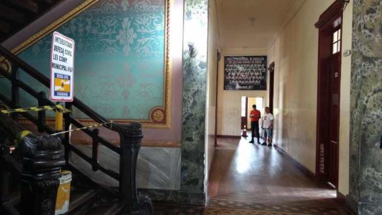 Piso superior do Instituto de Educação de Paranaguá é interditado