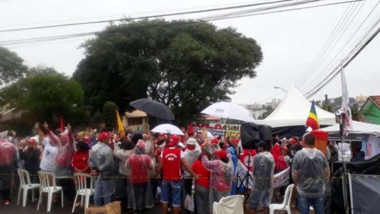 Justiça fixa multa de R$ 500 mil a manifestantes pró-Lula na Polícia Federal
