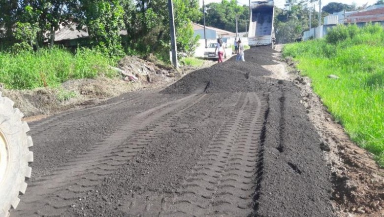 Ruas no Jardim Paraná em Paranaguá recebem pavimentação primária
