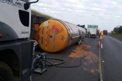 Com metanol na pista, PRF informa bloqueio e pede que motoristas evitem trecho da BR-376 