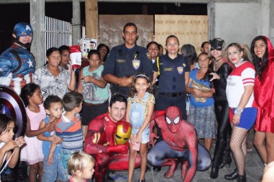 Departamento Anti Drogas e Liga da Justiça realizam 'Dia de Princesa' para mães