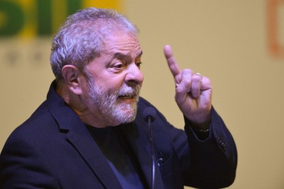 Juiz retira benefícios do ex-presidente Lula, preso em Curitiba