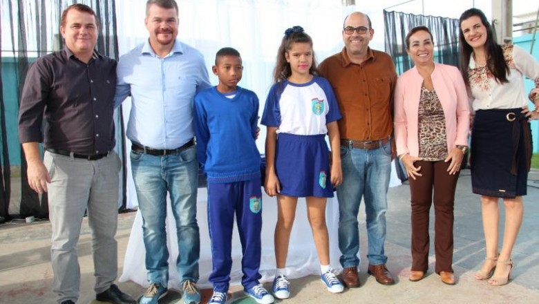 Prefeitura entrega novos uniformes para mais de 17 mil alunos de Paranagu&aacute;