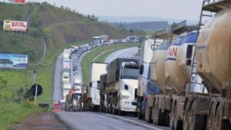 Caminhoneiros protestam em 13 estados contra preço do diesel