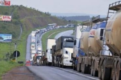 Caminhoneiros protestam em 13 estados contra preço do diesel