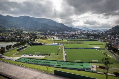 Dezessete jogadores se apresentam à seleção nesta segunda-feira