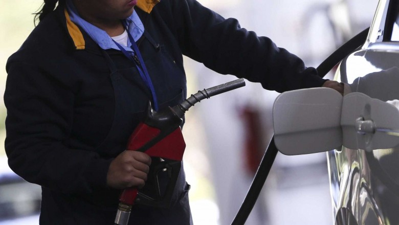 Em meio a protestos, Petrobras anuncia corte no preço da gasolina